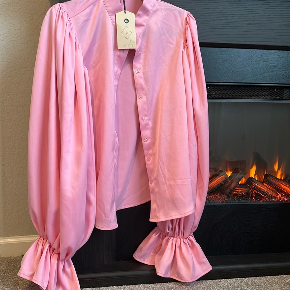 Gorgeous blouse with puff sleeves
